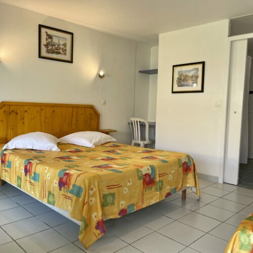 Chambre PMR avec terrasse de l'Hôtel Myriam à Vias-Plage (34)